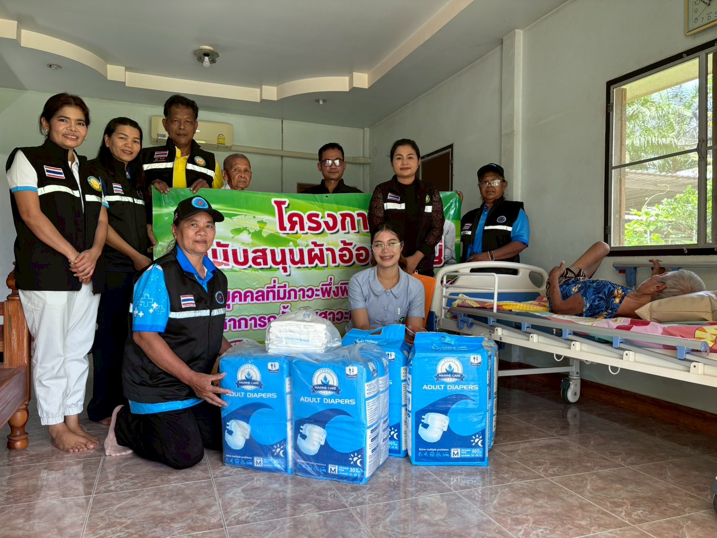 วันที่ 25 พฤษภาคม  2569  นายประสพโชค  เจริญวิริยะภาพ  นายก อบต.ทุ่งหลวง  นำทีม นายเดโช  คงมณี  รองนายก อบต.ทุ่งหลวง  นายไพศาล  ทองบ่อ ประธานสภา อบต.ทุ่งหลวง พร้อมด้วยสมาชิก อบต.ทุ่งหลวง หมู่ที่ 4 หมู่ที่ 5 หมู่ที่ 6  ผู้ใหญ่บ้านหมู่ที่ 1 และหมู่ที่ 5 ผู้ช่วยผู้ใหญ่บ้านหมู่ที่ 5 คณะ อสม.หมู่ที่ 1 หมู่ที่ 4 หมู่ที่ 5 หมู่ที่ 6 สมาชิก หมู่ที่ 9 เจ้าหน้าที่ รพ.สต.ทุ่งหลวง และเจ้าหน้าที่ อบต.ทุ่งหลวง ลงพื้นที่มอบผ้าอ้อมผู้ใหญ่สำหรับบุคคลที่มีภาวะพึ่งพิงและบุคคลที่มีปัญหาการกลั้นปัสสาวะหรืออุจจาระไม่ได้ ประจำปีงบประมาณ 2569