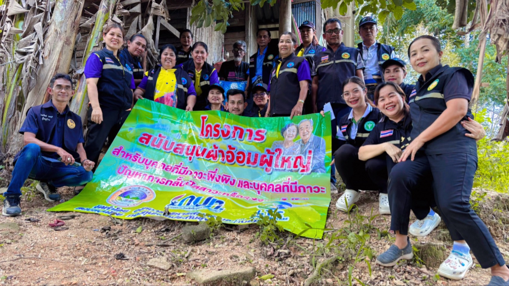วันพุธที่ 27 พฤษภาคม  2569  นายประสพโชค  เจริญวิริยะภาพ นายก อบต.ทุ่งหลวง มอบหมายให้ นายเดโช  คงมณี รองนายก อบต.ทุ่งหลวง  นายสมาน  เพชรรัตน์  รองนายก อบต.ทุ่งหลวง  พร้อมด้วย นางสาวเยาวเรศ  นนทสวัสดิ์  ปลัด อบต.ทุ่งหลวง นายปรเมศ  ชูเชิด  เลขานุการนายก อบต.ทุ่งหลวง  สมาชิกอบต.ทุ่งหลวง หมู่ที่ 2 และหมู่ที่ 7  ผู้ใหญ่บ้านหมู่ที่ 2 หมู่ที่ 7 ผู้ช่วยผู้ใหญ่บ้านหมู่ที่ 2   คณะ อสม.หมู่ที่ 2 หมู่ที่ 7  เจ้าหน้าที่ รพ.สต.ทุ่งหลวง และเจ้าหน้าที่ อบต.ทุ่งหลวง ลงพื้นที่มอบผ้าอ้อมผู้ใหญ่สำหรับบุคคลที่มีภาวะพึ่งพิงและบุคคลที่มีปัญหาการกลั้นปัสสาวะหรืออุจจาระไม่ได้ ประจำปีงบประมาณ 2569