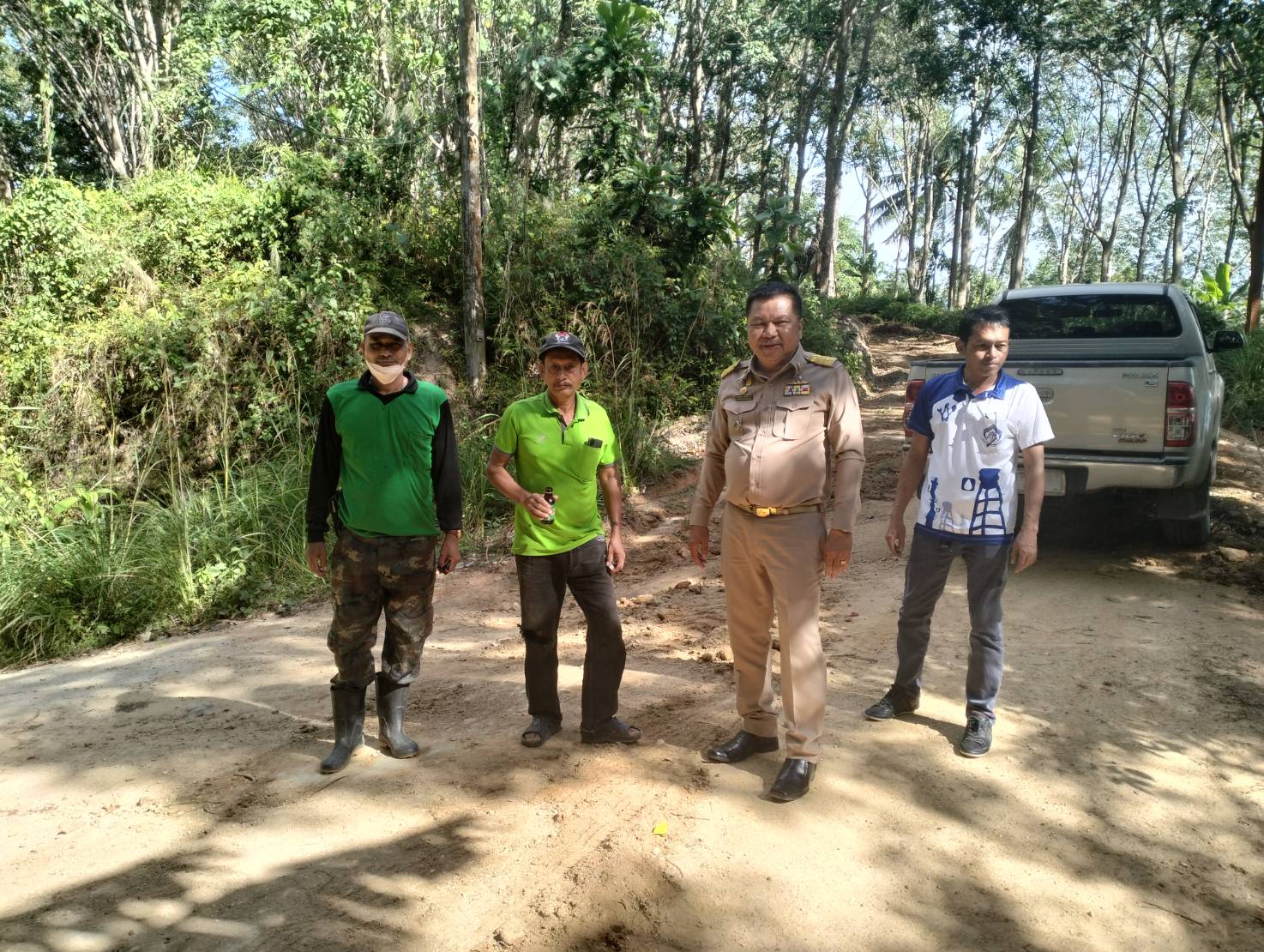 นายประสพโชค  เจริญวิริยะภาพ นายก อบต.ทุ่งหลวง  ลงพื้นที่ดูงานซ่อมแซมถนนลูกรัง บ้านช่องเอียว หมู่ที่ 7 โดยได้รับการสนับสนุนเครื่องจักรและพันักงานจาก อบจ.ชุมพร