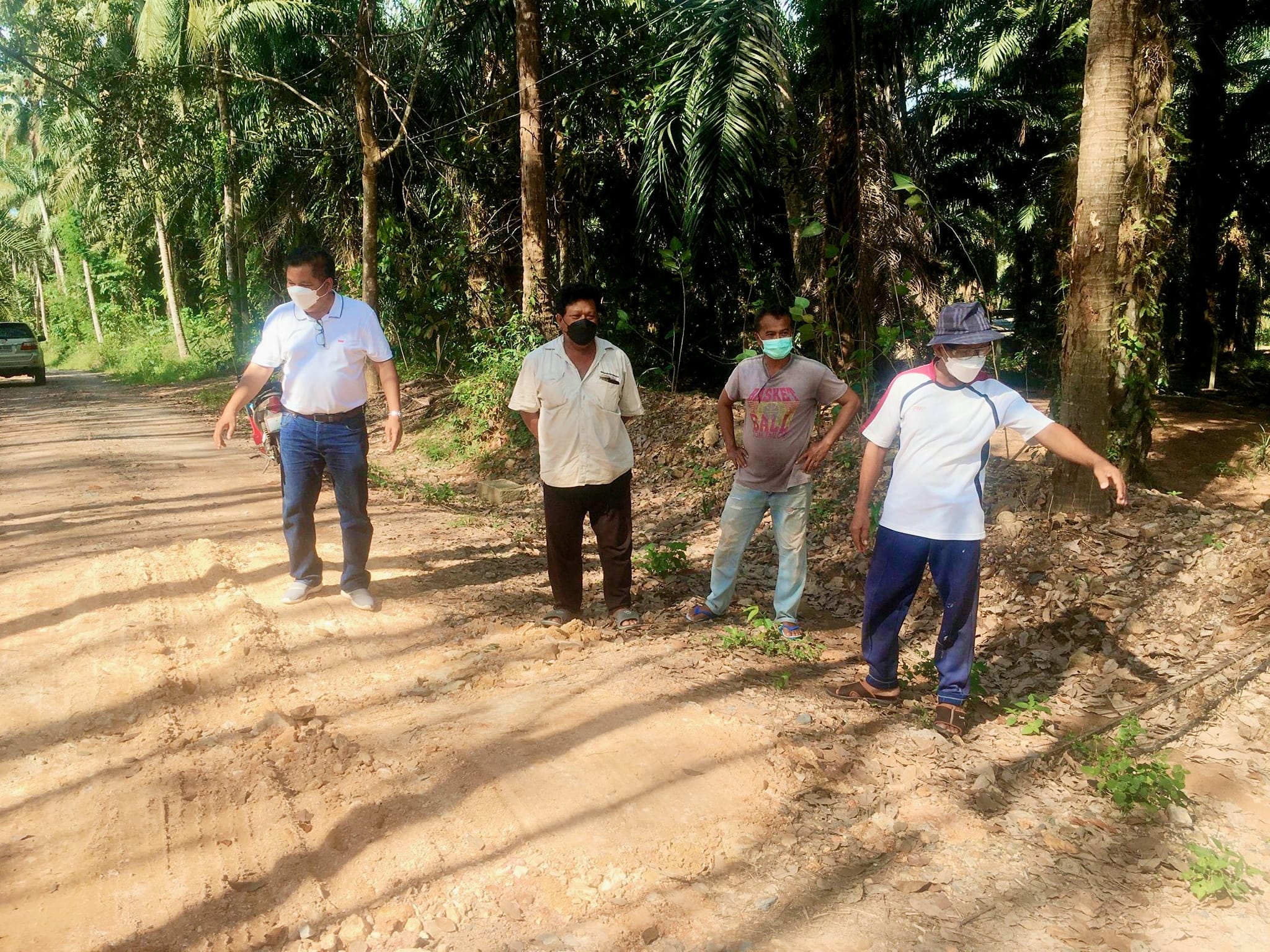 นายประสพโชค  เจริญวิริยะภาพ นายก อบต.ทุ่งหลวง ลงพื้นที่ติดตามเรื่องร้องเรียนถึงปัญหาถนนเป็นหลุมเป็นบ่อ หมู่ที่ 5 ตำบลทุ่งหลวง